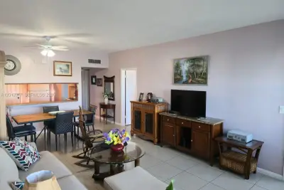 18707 NE 14th Ave #727, Miami: photo 1 of 11