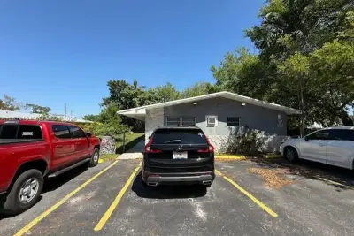 151 NW 164th St, Miami: photo 1 of 8