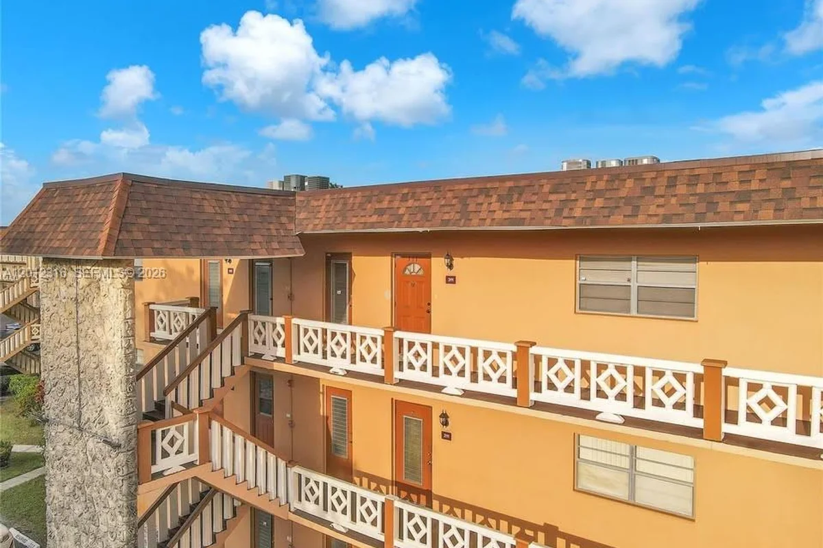 5031 W Oakland Park Blvd #204, Lauderdale Lakes: photo 1 of 20