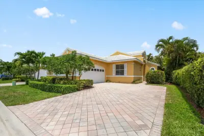 4362 Kensington Park Way, Wellington: photo 1 of 57