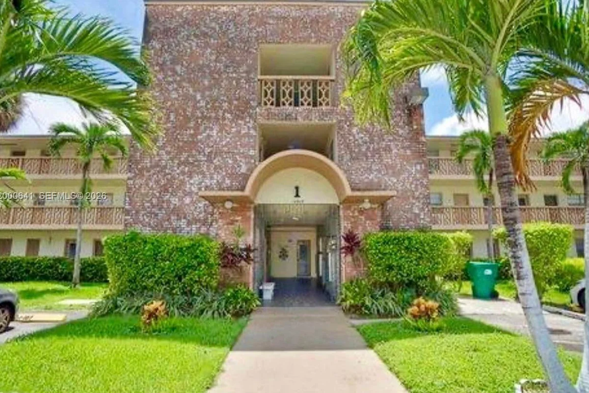 16900 NE 14 #109, Miami: photo 1 of 23