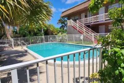 241 SE 9th Ave #103, Pompano Beach: photo 1 of 9