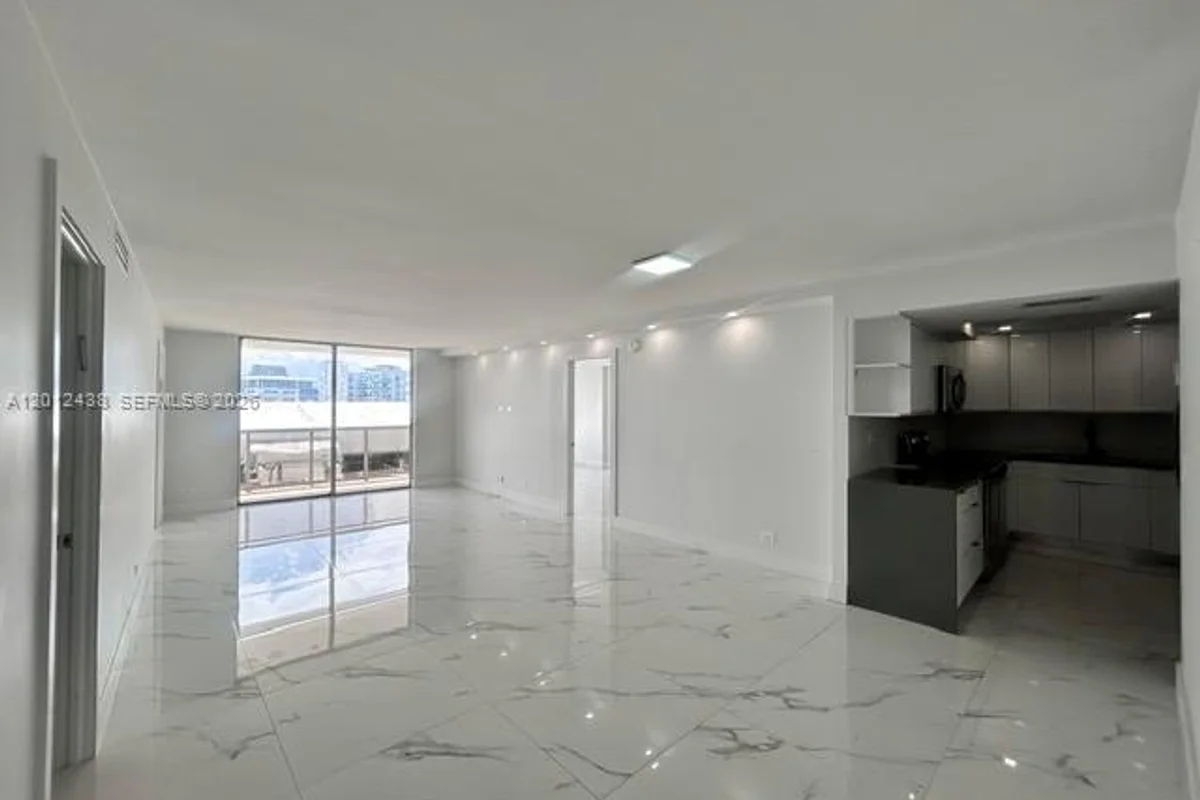 6039 Collins Ave #1033, Miami Beach: photo 1 of 36