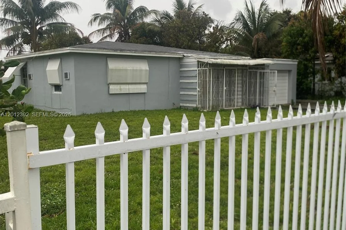 1070 NW 147th St, Miami: photo 1 of 11