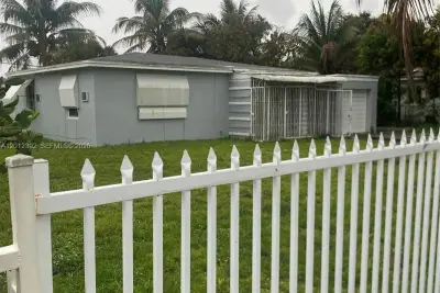 1070 NW 147th St, Miami: photo 1 of 11