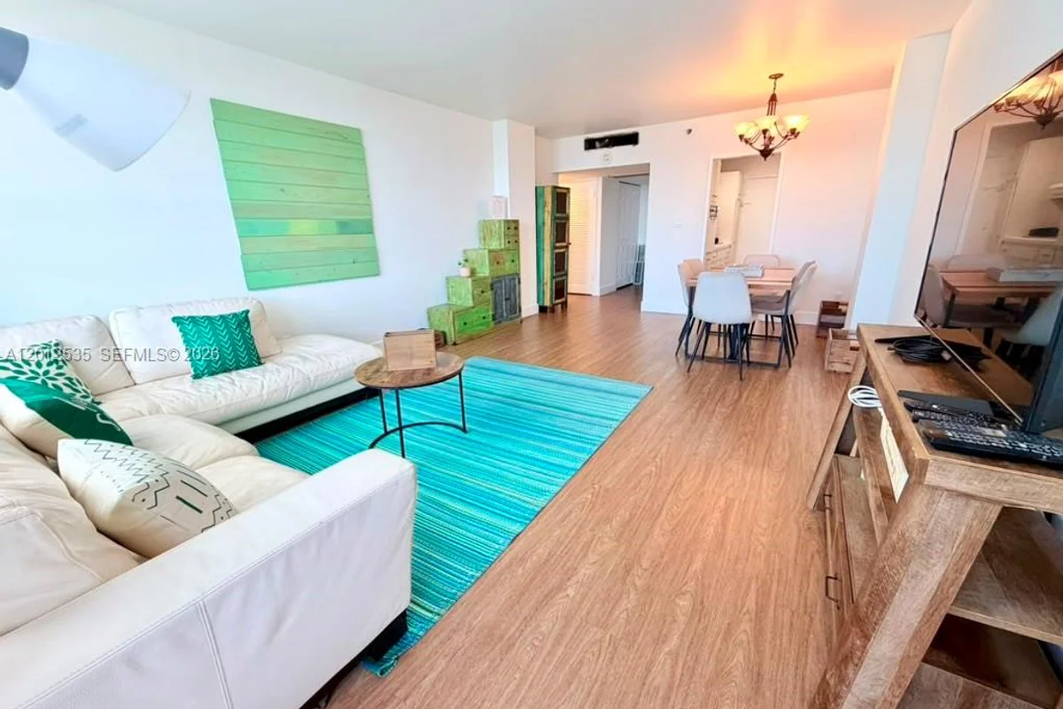 100 Lincoln Rd #922, Miami Beach: photo 1 of 9