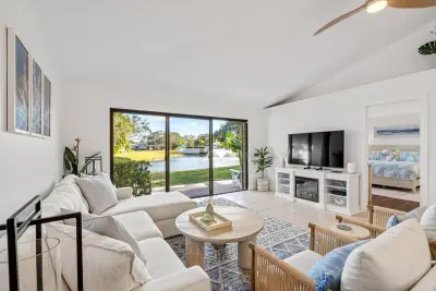 913 Club Dr, Palm Beach Gardens: photo 1 of 39
