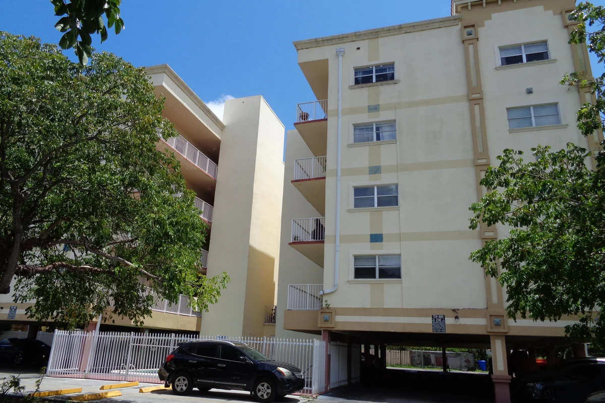 2008 Jackson St #E9, Hollywood: photo 1 of 18