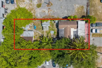 9422 NW 26th Ave, Miami: photo 1 of 9