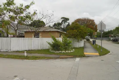 3290 NE 10th Ave, Oakland Park: photo 1 of 21