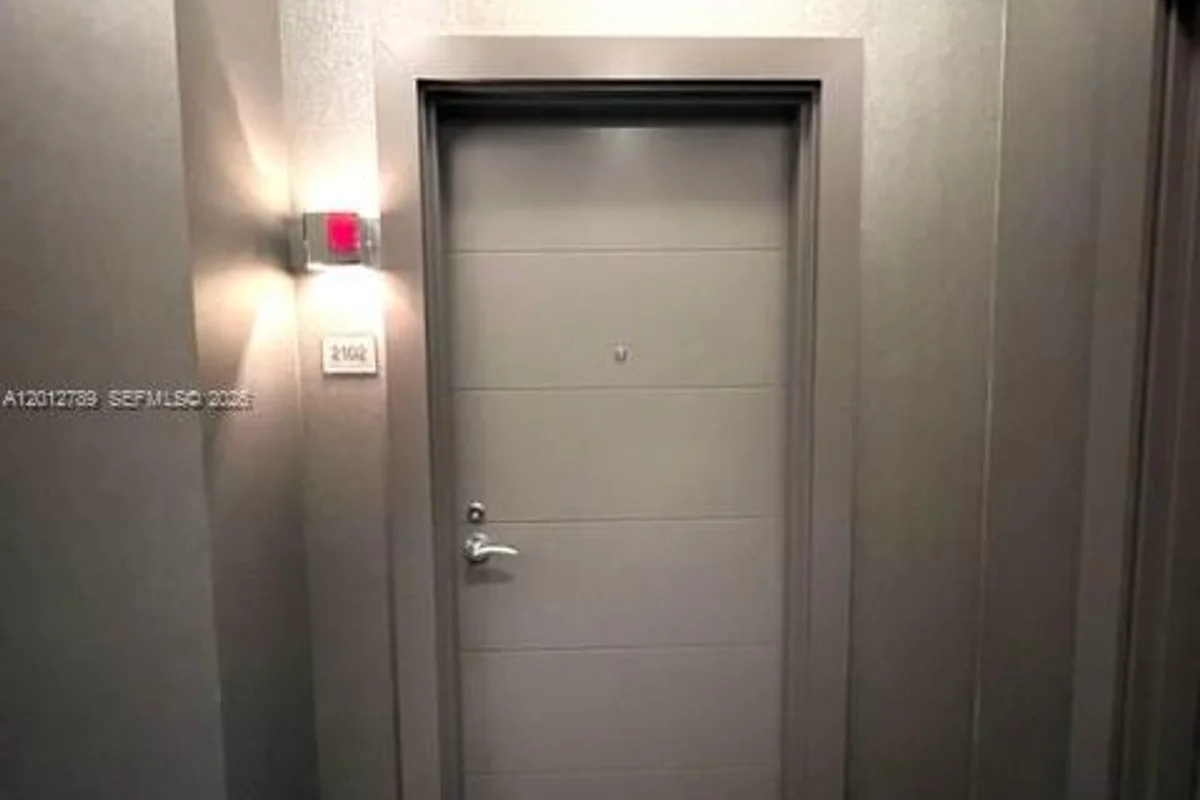 17111 Biscayne Blvd #2102, North Miami Beach: photo 1 of 39