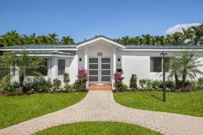 255 Ridgewood Rd, Key Biscayne: photo 1 of 30