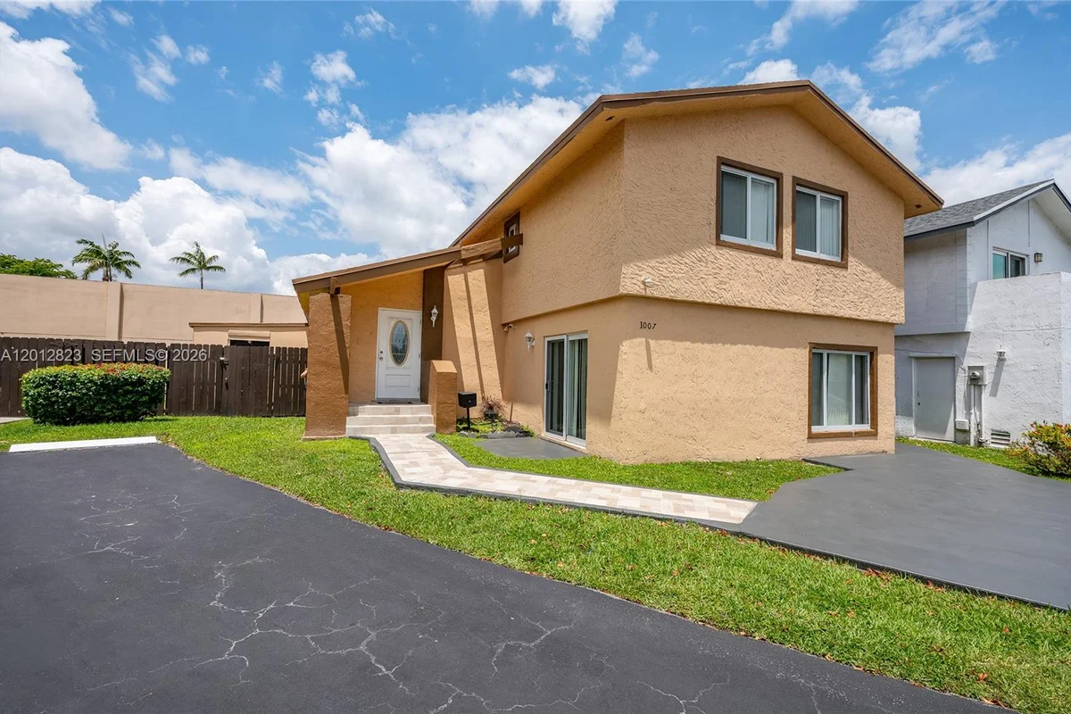 1007 NW 106th Ave Cir, Miami: photo 1 of 29