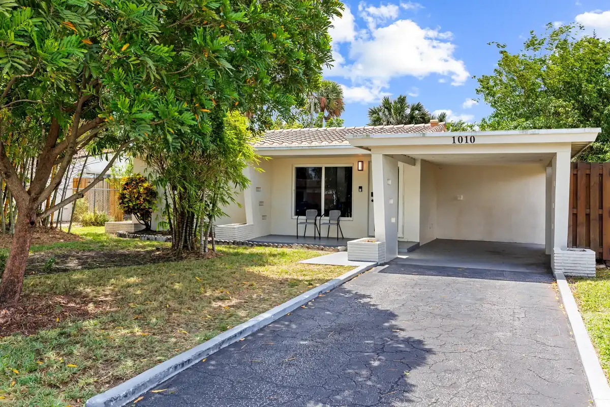 1010 SW 32nd St, Fort Lauderdale: photo 1 of 36