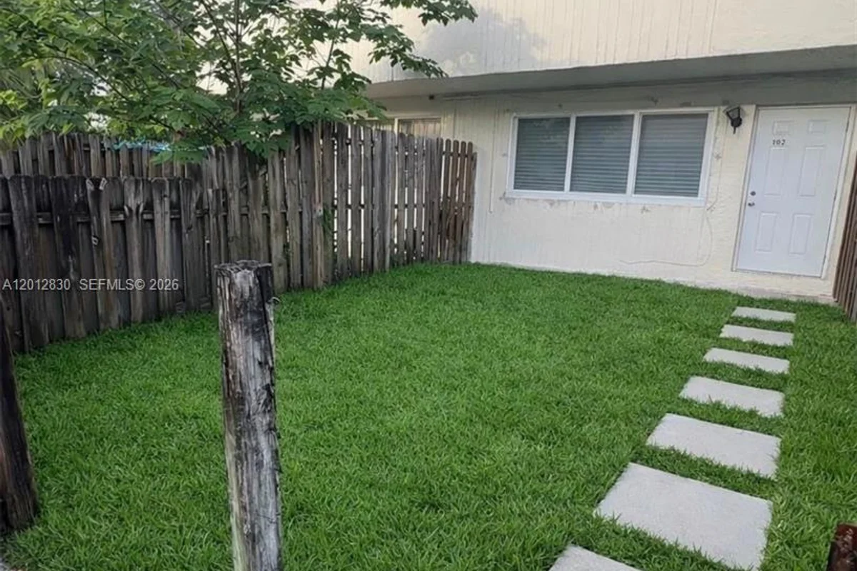 1560 NE 151st St #102, Miami: photo 1 of 11
