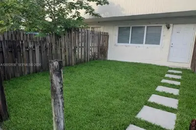 1560 NE 151st St #102, Miami: photo 1 of 11