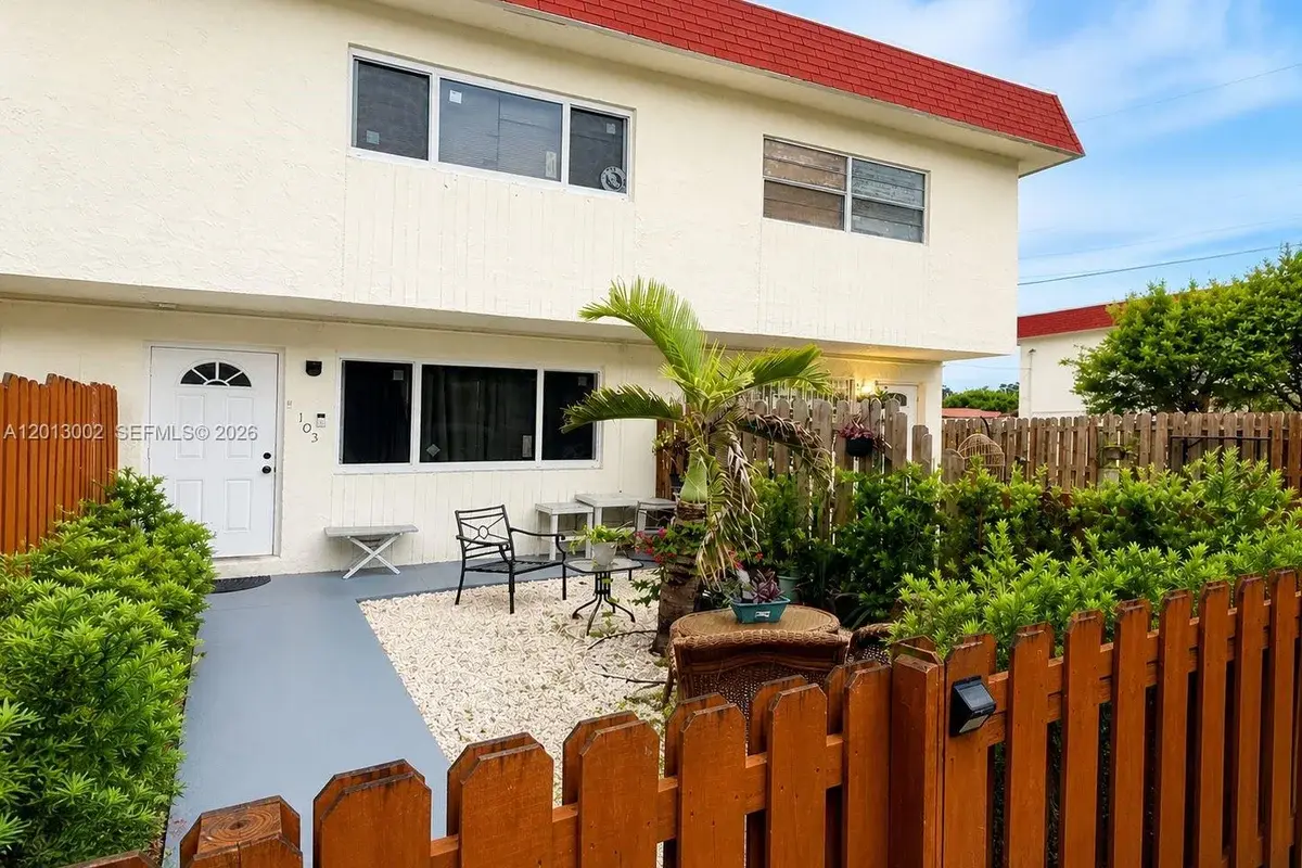 1520 NE 151st St #103, Miami: photo 1 of 1