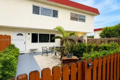 1520 NE 151st St #103, Miami: photo 1 of 1