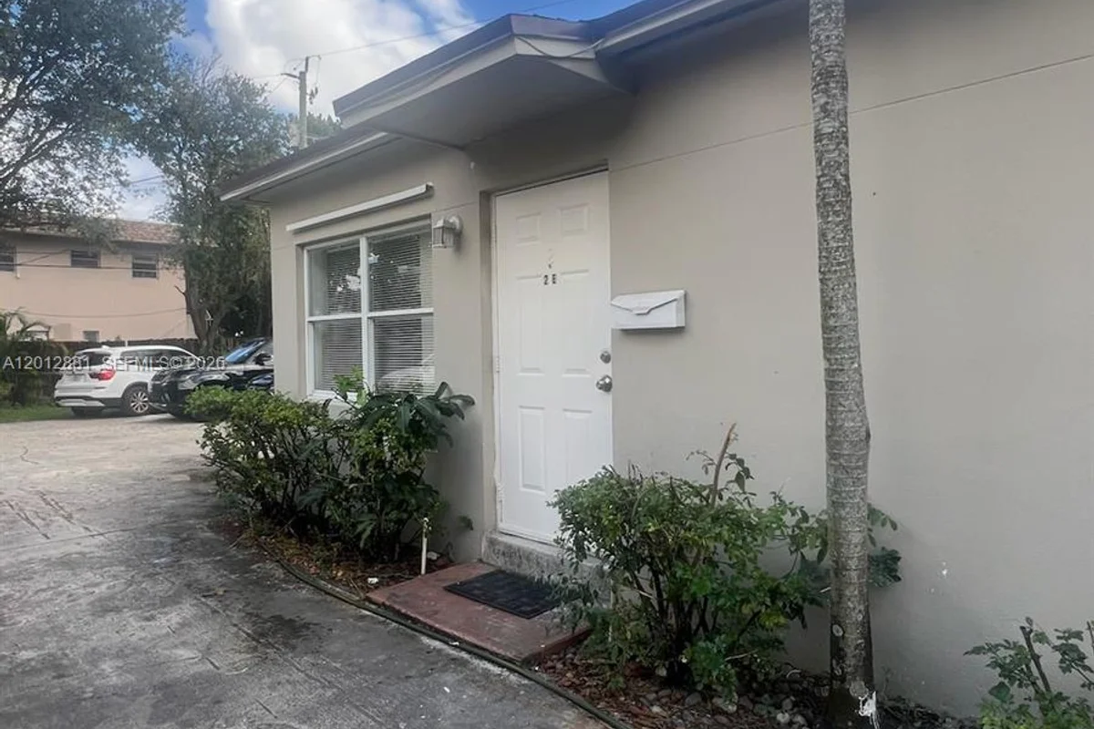 915 N 19th Ave, Hollywood: photo 1 of 30