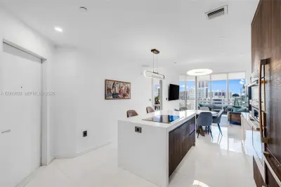 851 NE 1st Ave #1408, Miami: photo 1 of 36