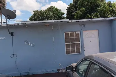 940 E 9th Pl, Hialeah: photo 1 of 5