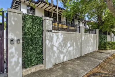 3036 Mcdonald St, Miami: photo 1 of 40
