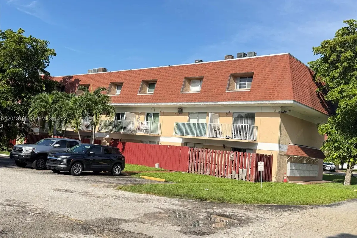 260 NW 107th Ave #207, Miami: photo 1 of 10