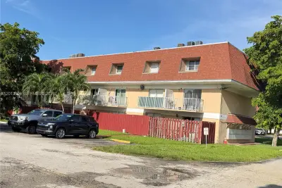 260 NW 107th Ave #207, Miami: photo 1 of 10