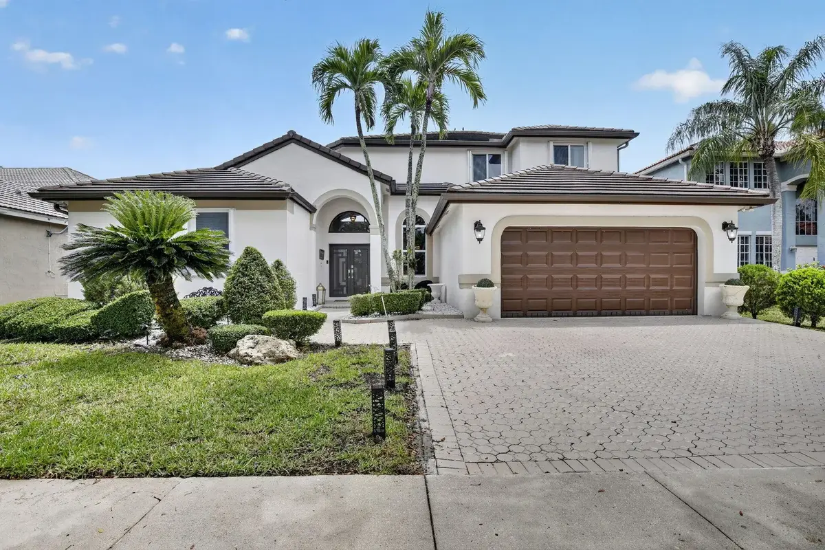 711 Heritage Way, Weston: photo 1 of 52
