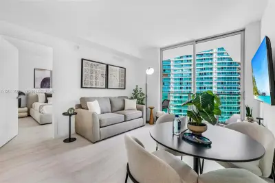 77 SE 5th St #3305, Miami: photo 1 of 28