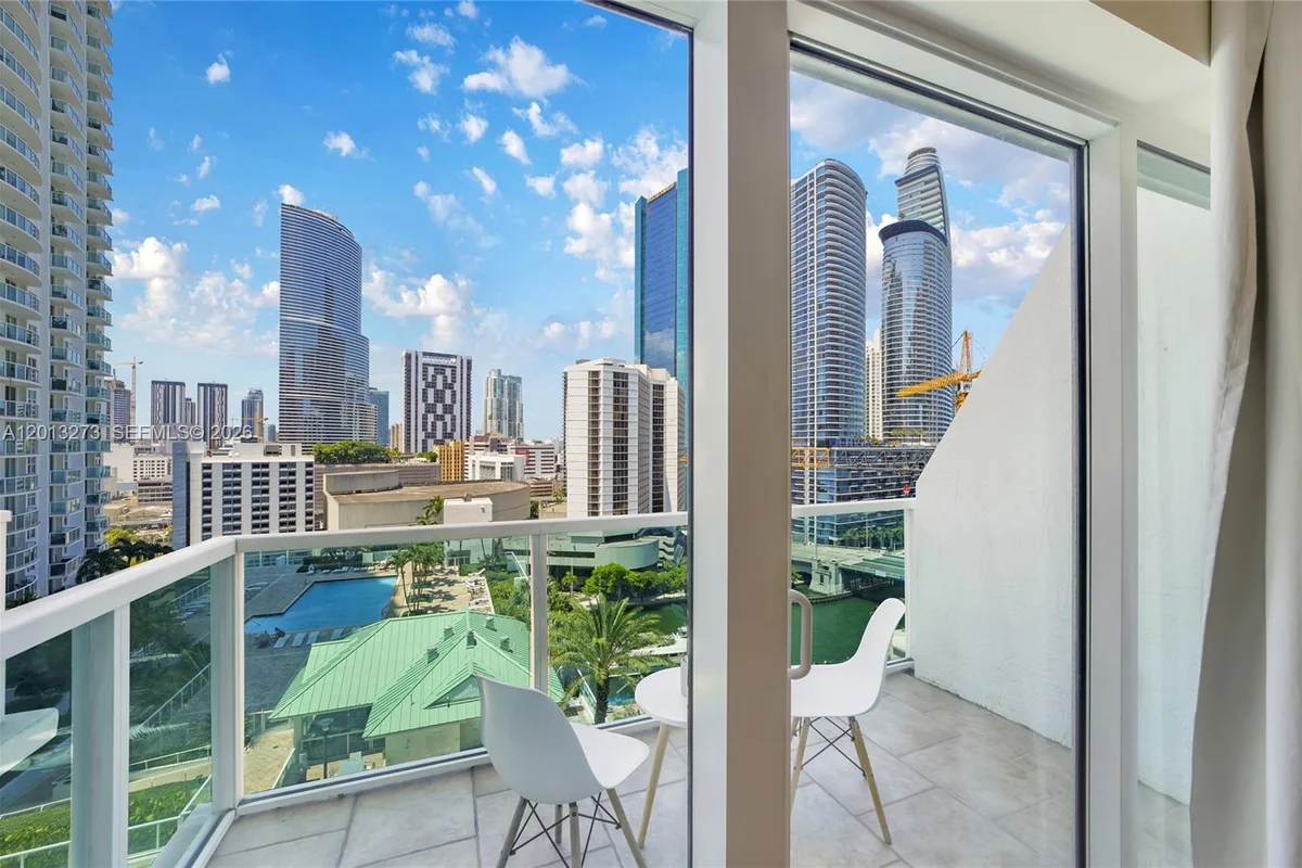 41 SE 5th St #1003, Miami: photo 1 of 10