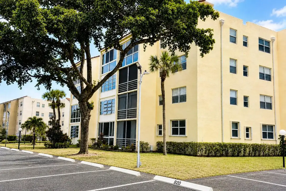 2831 Somerset Dr #305, Lauderdale Lakes: photo 1 of 8