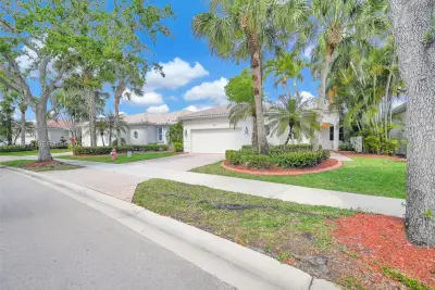 2553 Bay Pointe Dr, Weston: photo 1 of 59