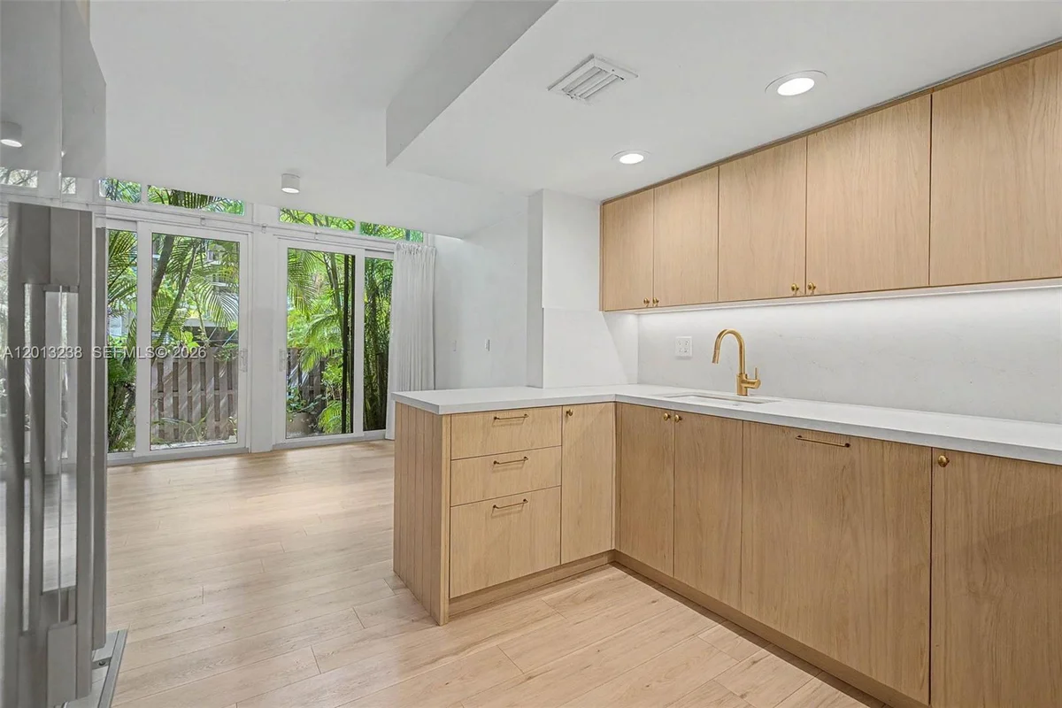 2984 Mary St, Miami: photo 1 of 15
