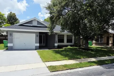 3247 NW 123rd Ave, Sunrise: photo 1 of 25