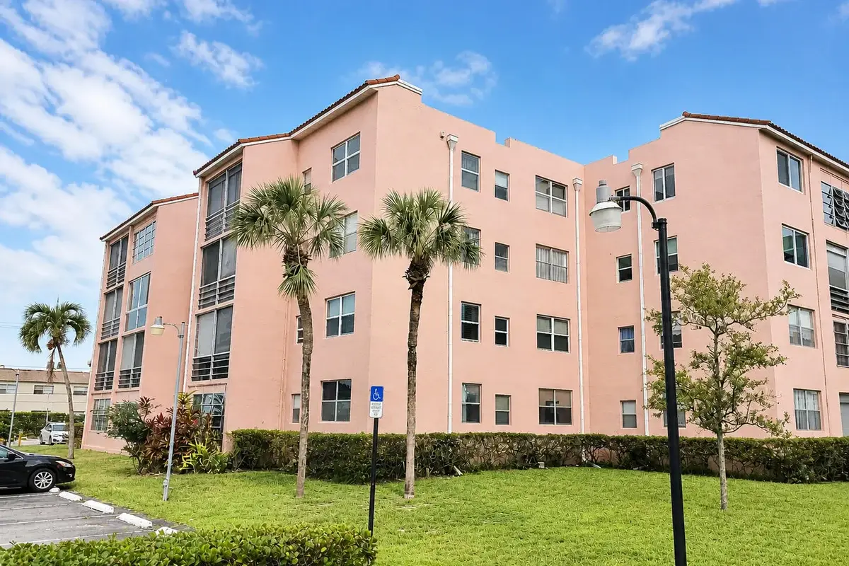 2841 Somerset Dr #107, Lauderdale Lakes: photo 1 of 8
