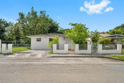 1074 NW 27th St, Miami: photo 1 of 10
