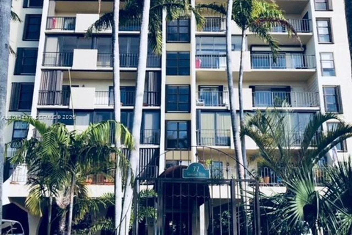 77 Crandon Blvd #2E, Key Biscayne: photo 1 of 11