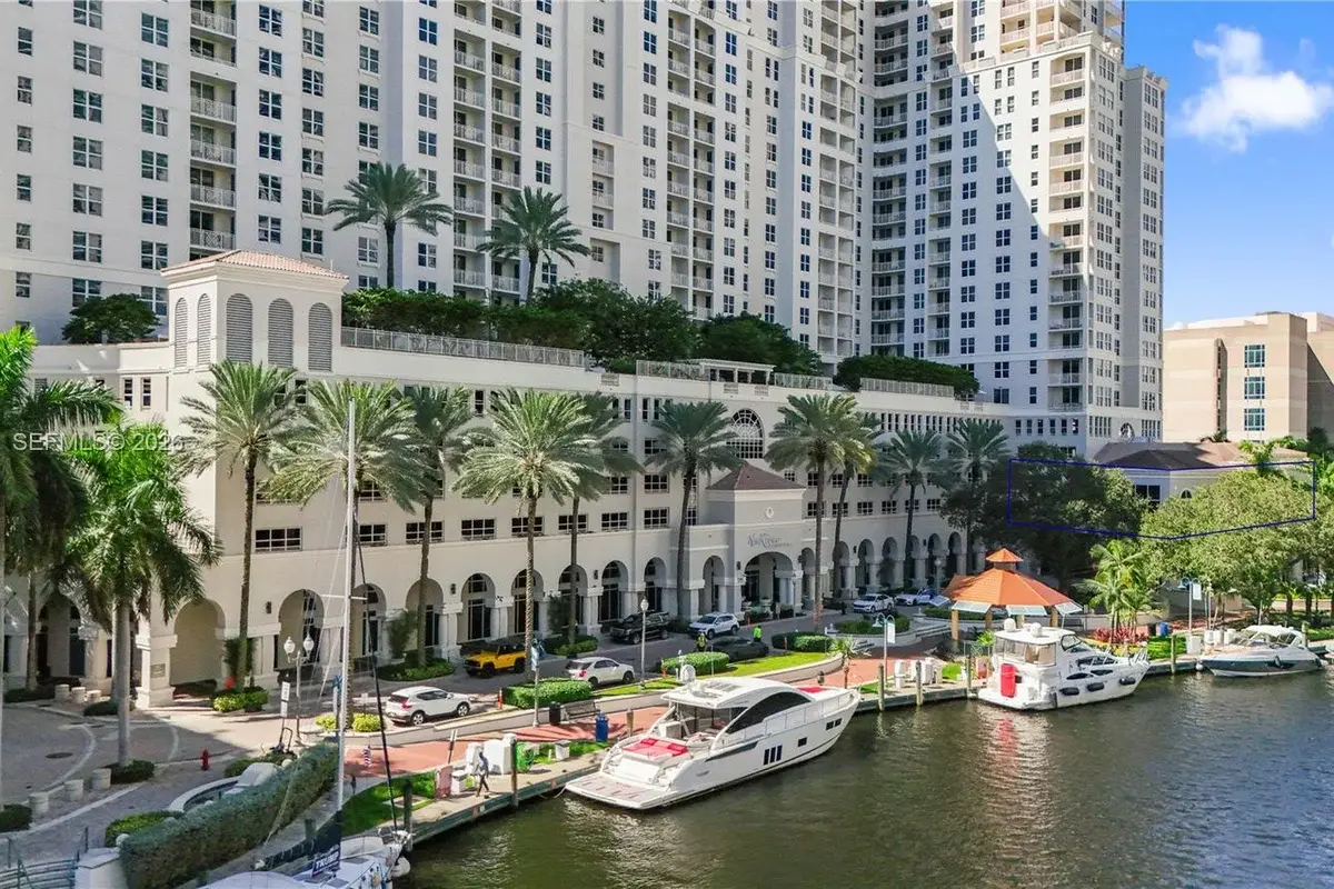 Condo in Fort Lauderdale: photo 1 of 32