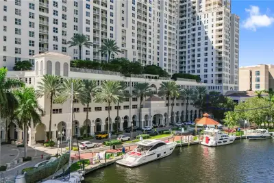 Condo in Fort Lauderdale: photo 1 of 32
