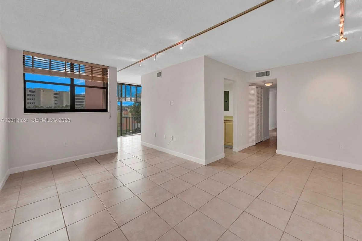 9420 W Flagler St #312, Miami: photo 1 of 24