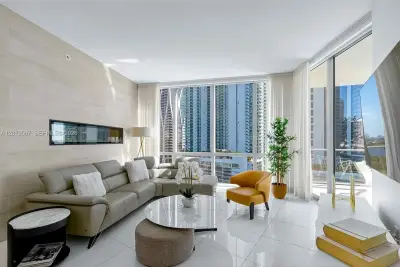 851 NE 1st Ave #1603, Miami: photo 1 of 39