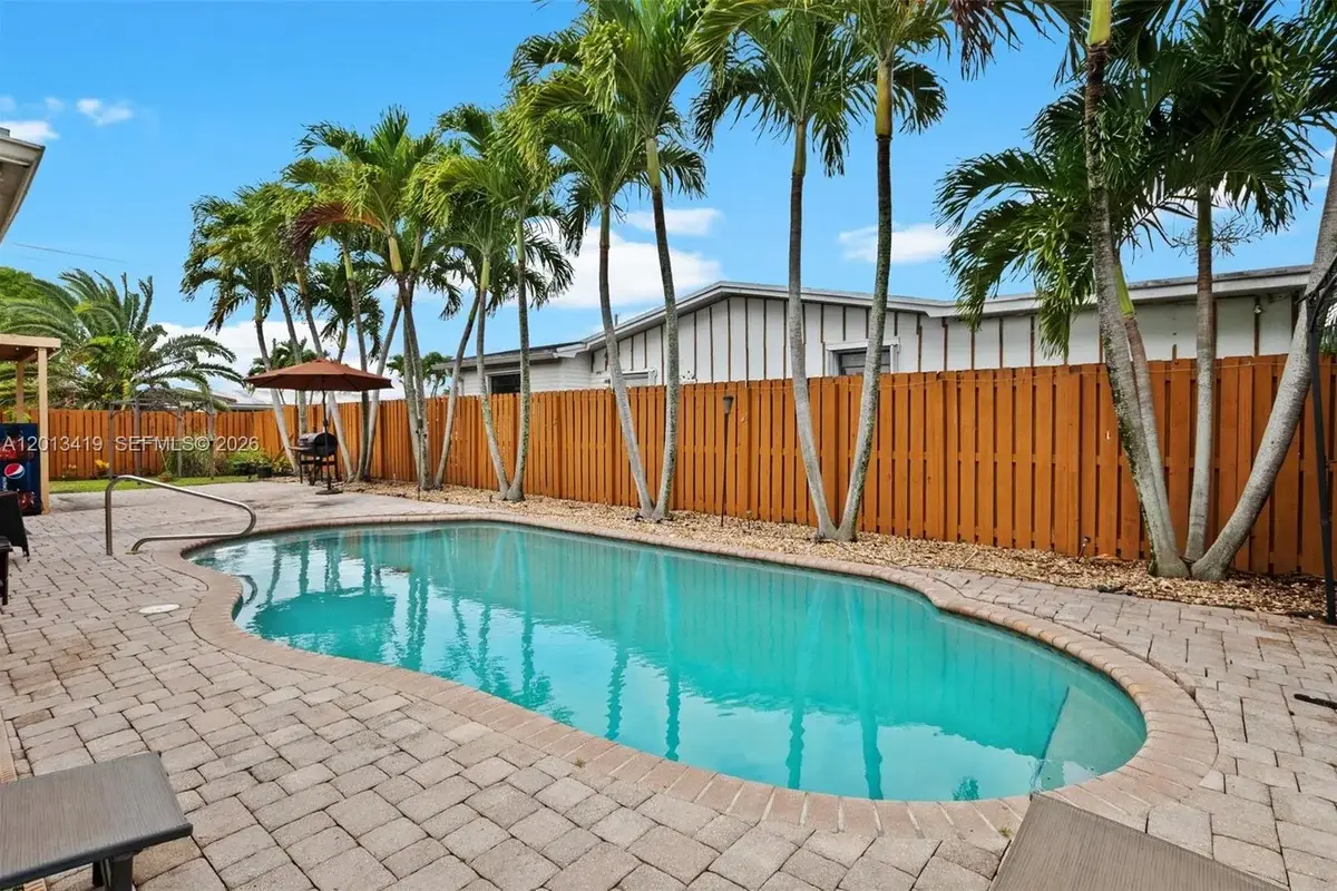 2251 NW 87th Ave, Pembroke Pines: photo 1 of 20