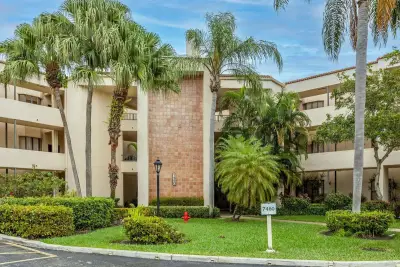 7460 La Paz Blvd #208, Boca Raton: photo 1 of 23