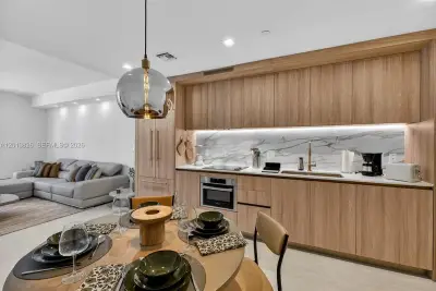 77 SE 5th St #1908, Miami: photo 1 of 64