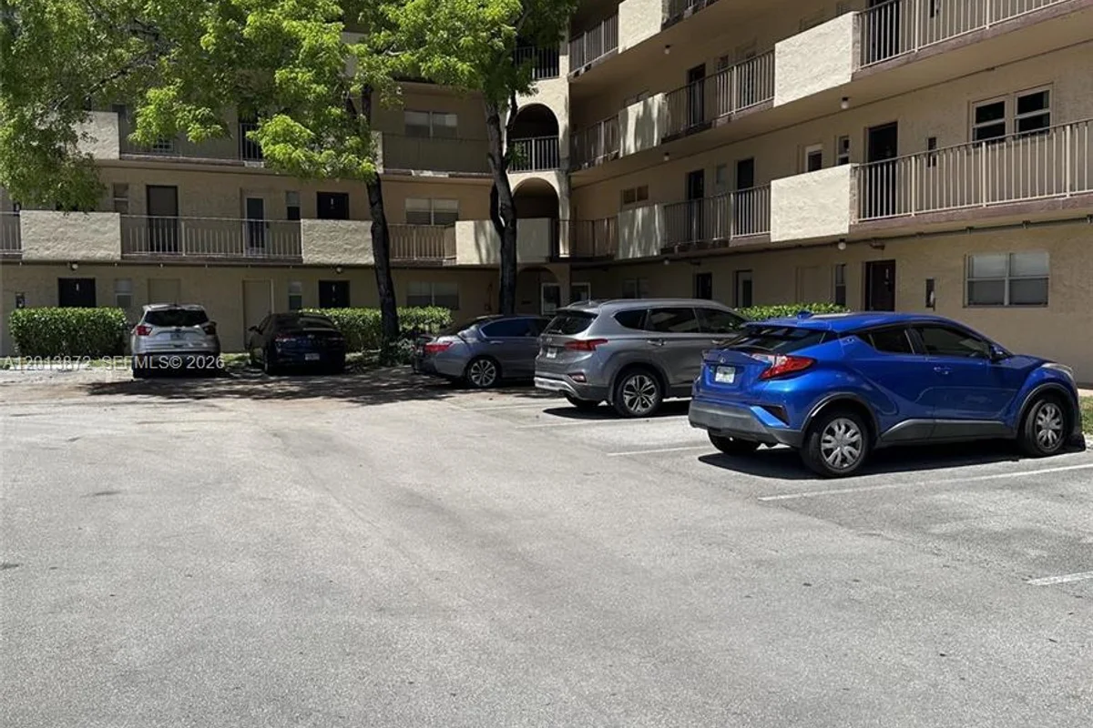 6061 N Falls Cir Dr #106, Lauderhill: photo 1 of 2