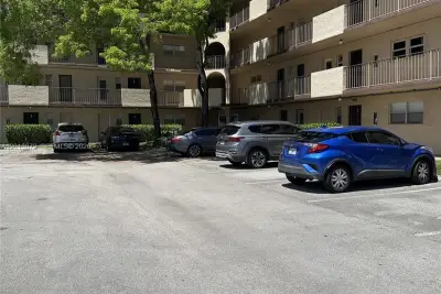 6061 N Falls Cir Dr #106, Lauderhill: photo 1 of 2