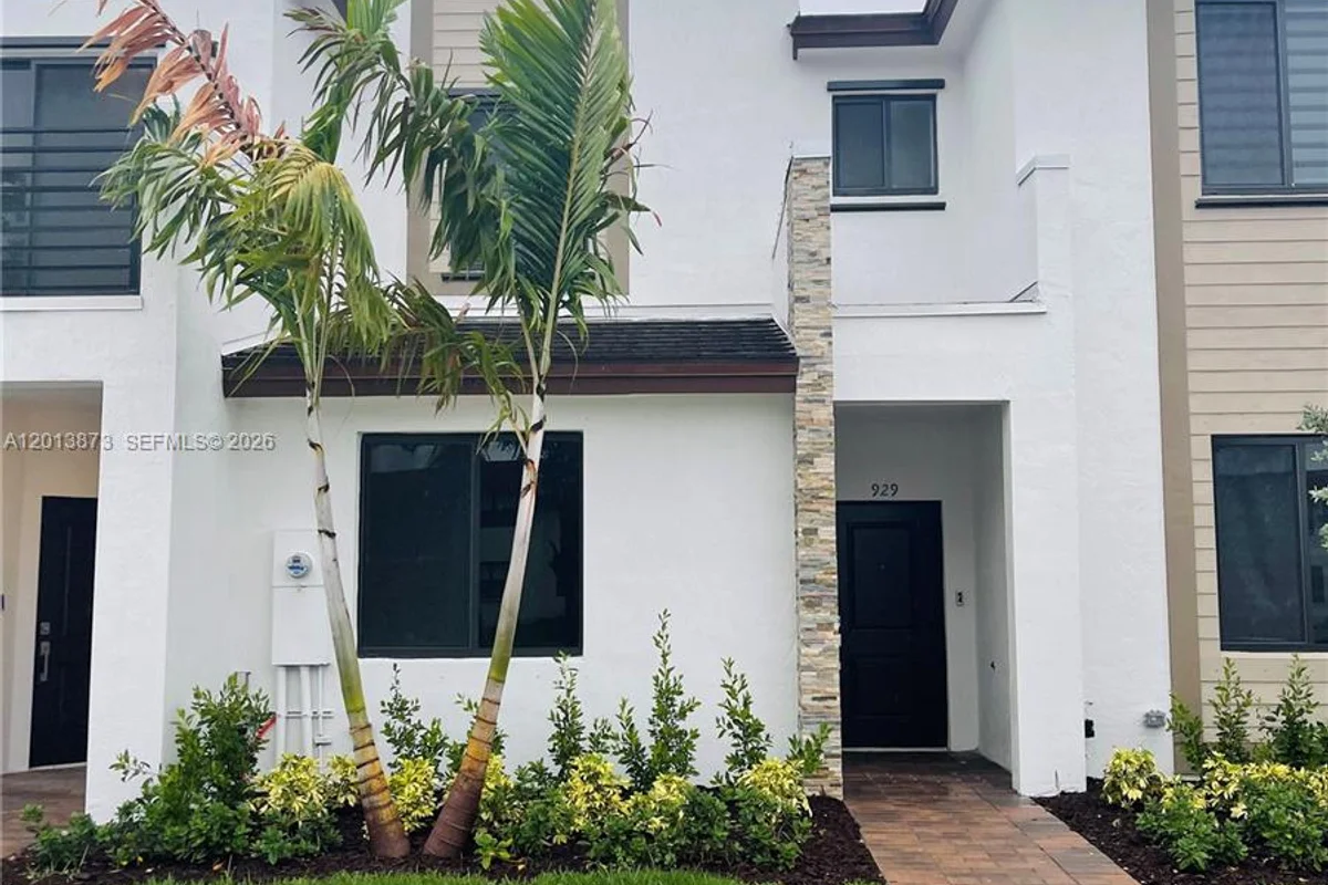 929 NE 211th St, Miami: photo 1 of 16
