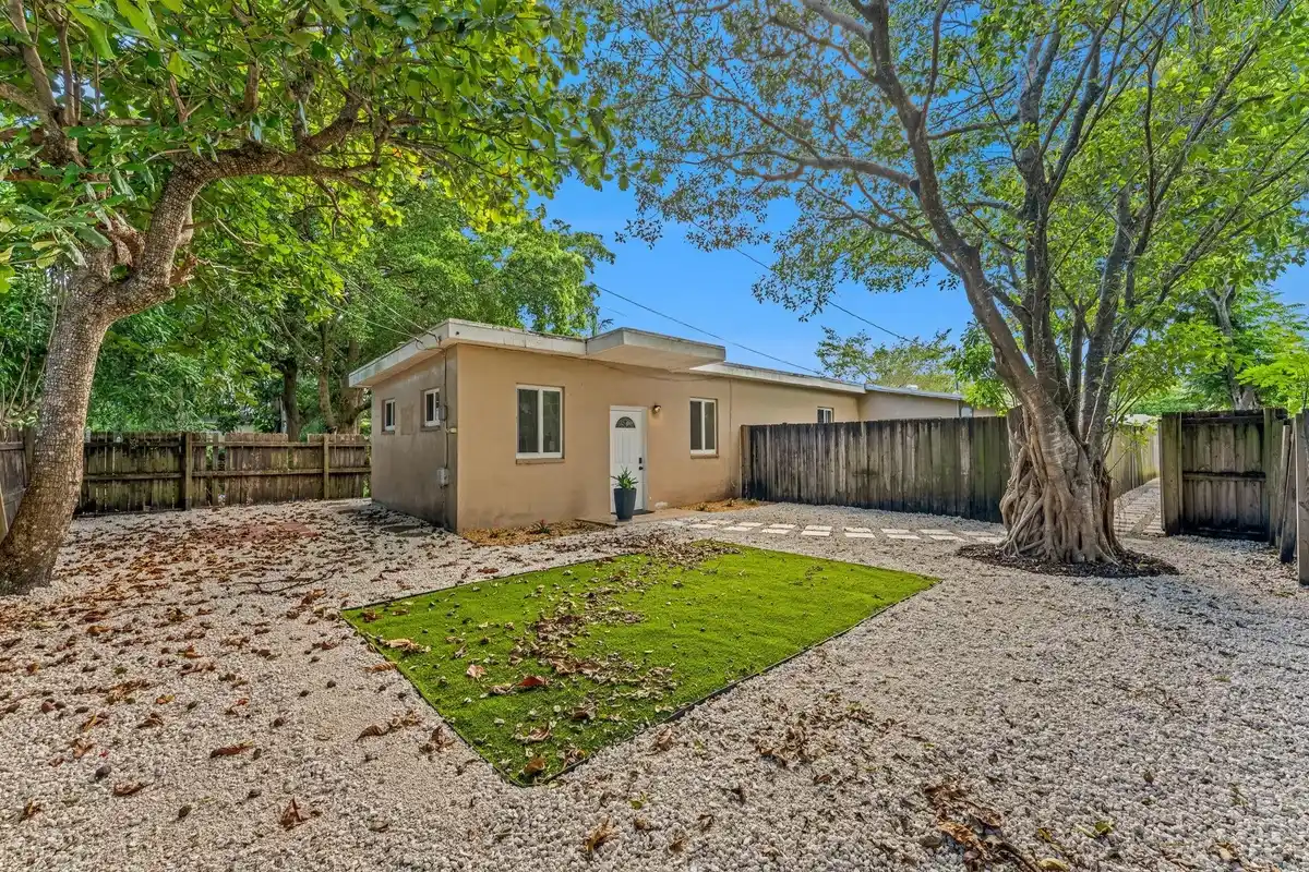 1340 NE 1st Ave, Fort Lauderdale: photo 1 of 14
