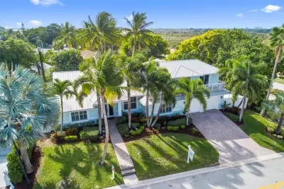 490 Mars Way, Juno Beach: photo 1 of 35